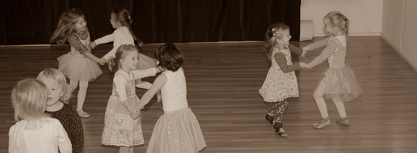 tanzende Kinder